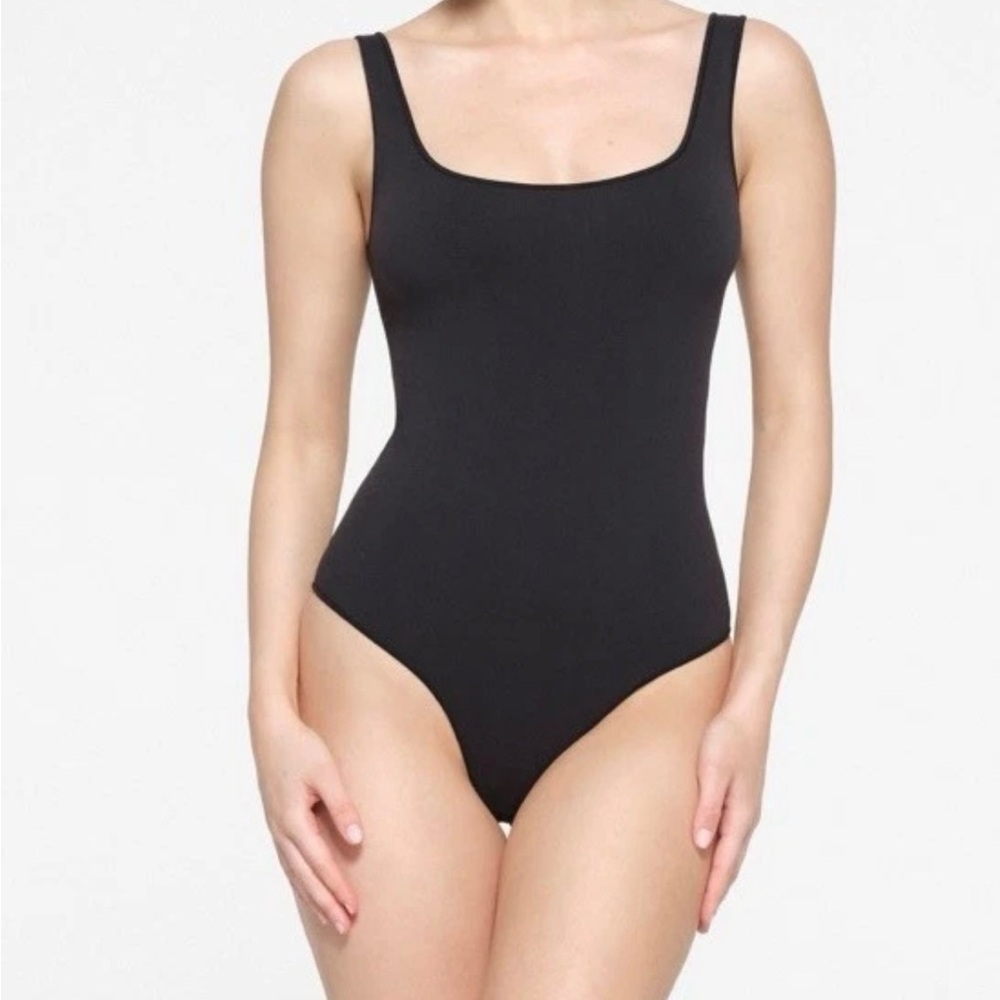 NWT Skims Essential Scoop Neck Bodysuit
